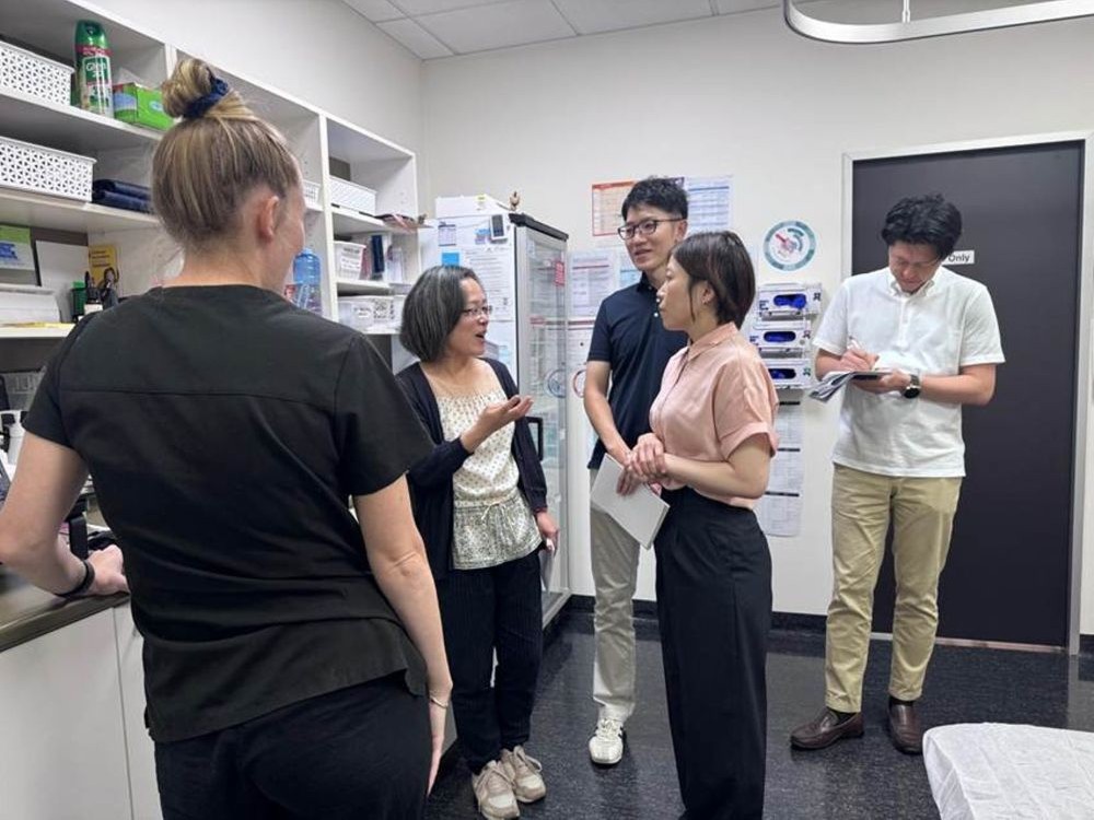 Picture: Conversation in the treatment room; the clinic nurse is standing in the foreground