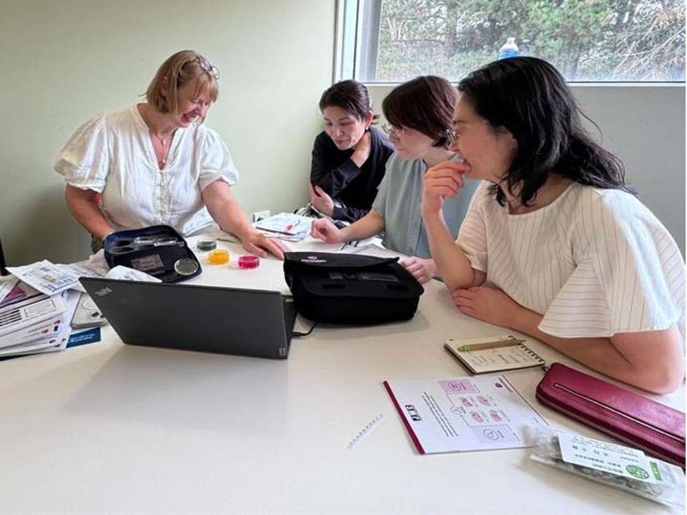 Picture: Receiving an explanation from a wound specialist